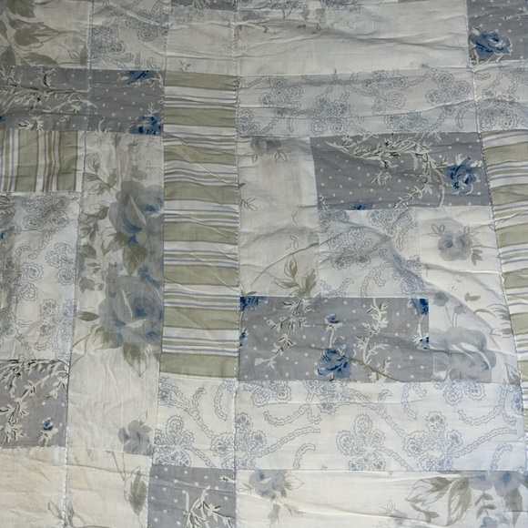 Rachel Ashwell Simply Shabby Chic Queen 100”x 86” Patchwork Cotton Quilt - Picture 2 of 10